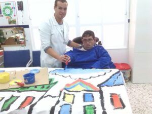 Pintando durante una actividad diaria