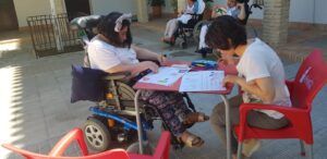 Residentes durante durante una actividad de psicomotricidad