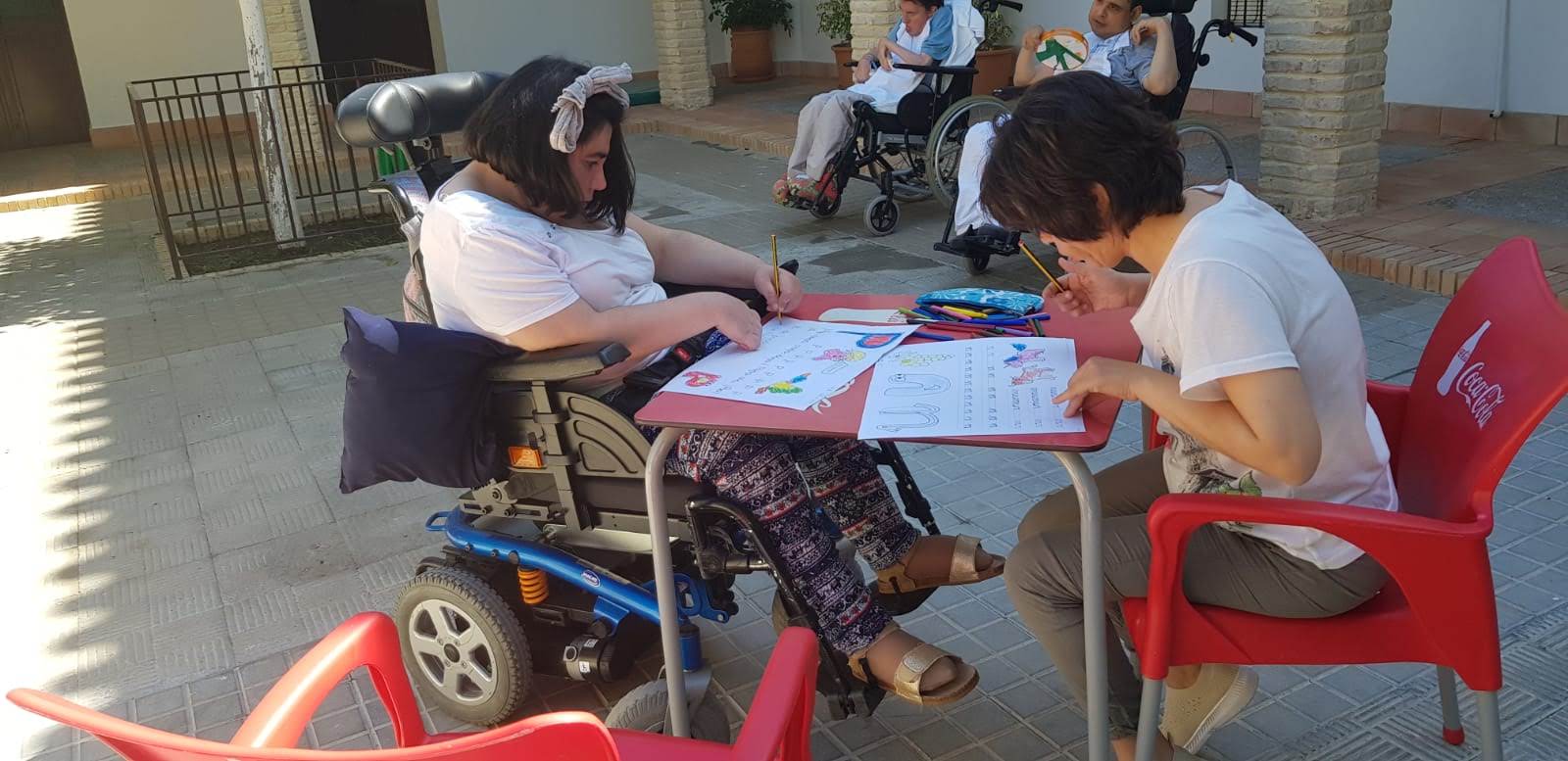 Residentes durante durante una actividad de psicomotricidad