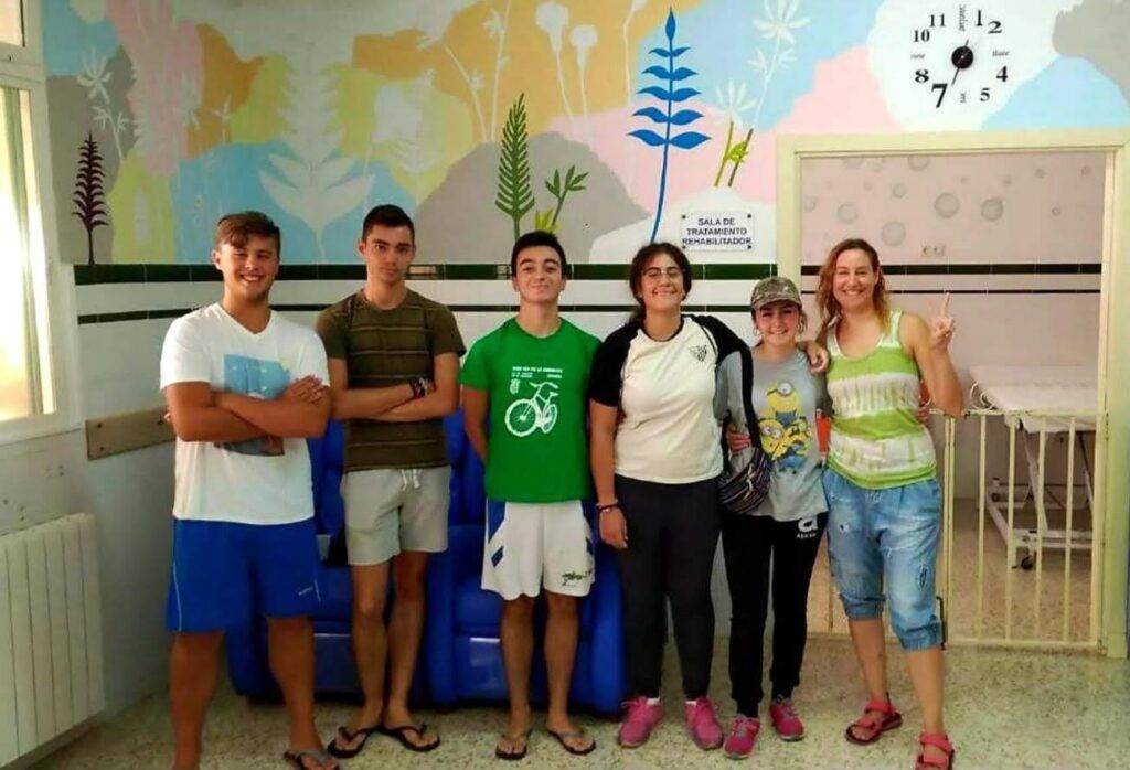 Voluntarios de ASESUBPRO posando fuera de la Sala de Rehabilitación Voluntarios de ASESUBPRO posando fuera de la Sala de Rehabilitación